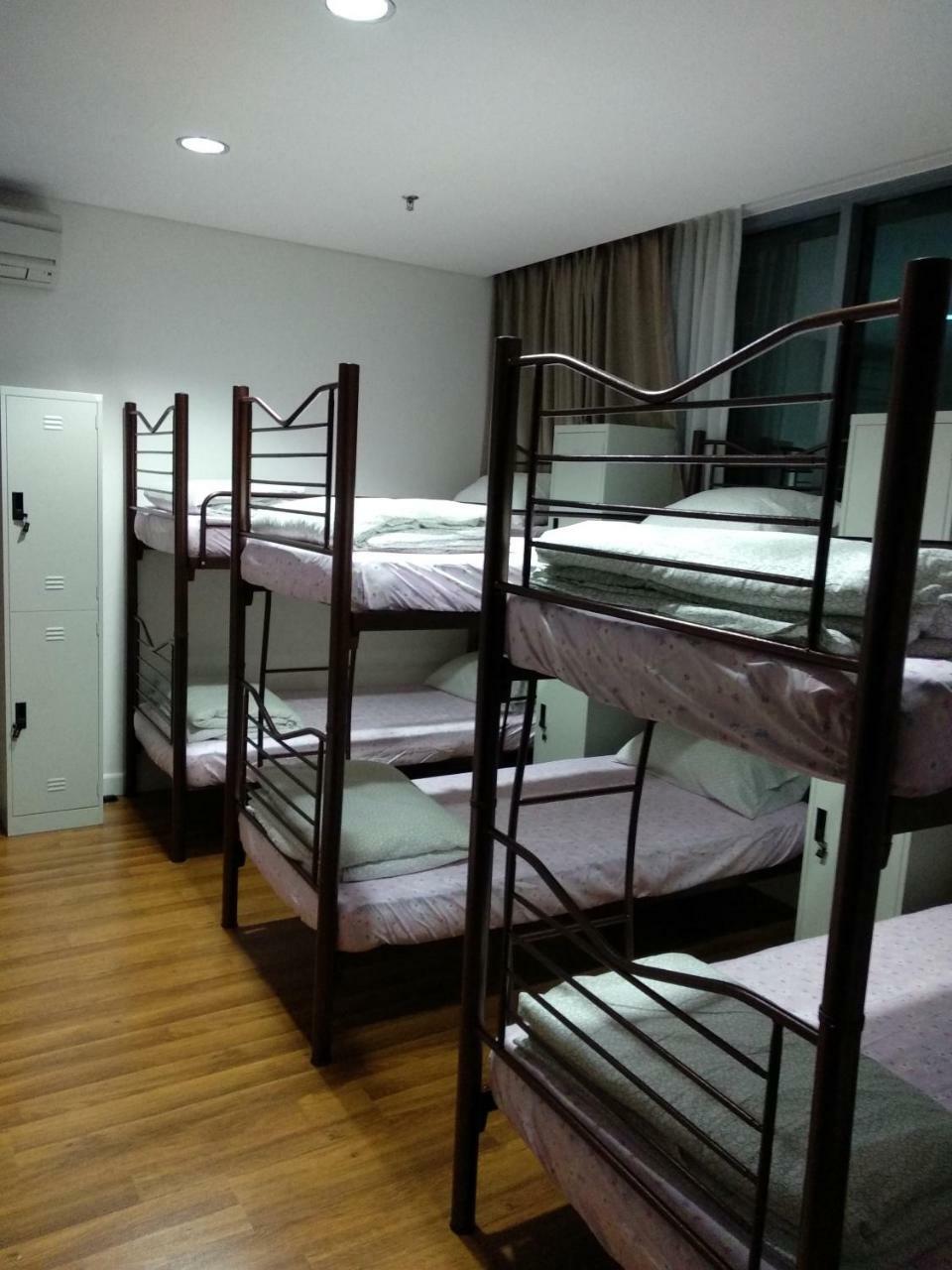 Twin Towers Dorms Hostel Куала Лумпур Екстериор снимка
