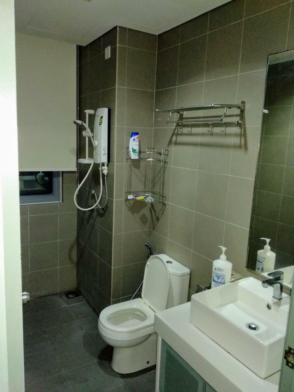 Twin Towers Dorms Hostel Куала Лумпур Екстериор снимка