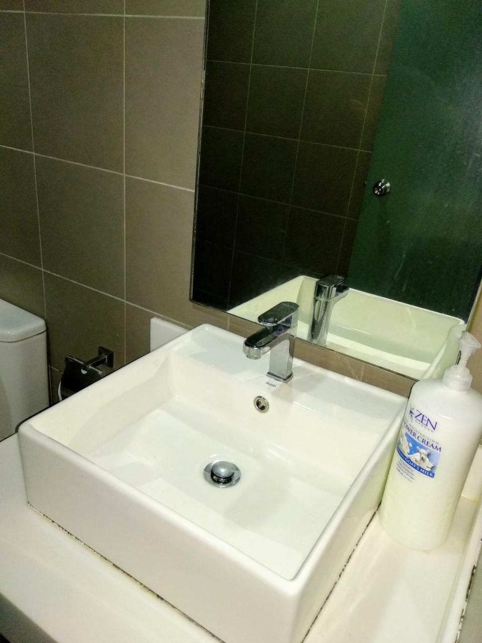 Twin Towers Dorms Hostel Куала Лумпур Екстериор снимка